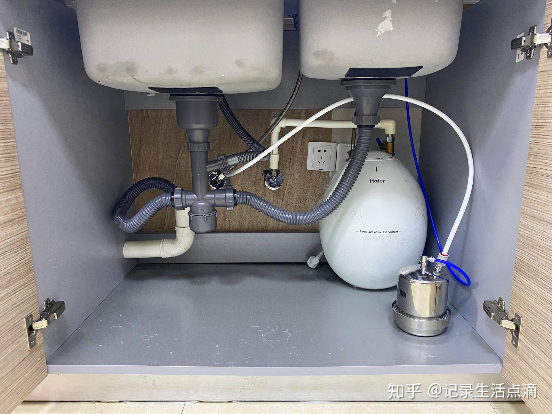 绝大多数用户会选择台下安装,毕竟可以把净水器放到水槽下面的橱柜中