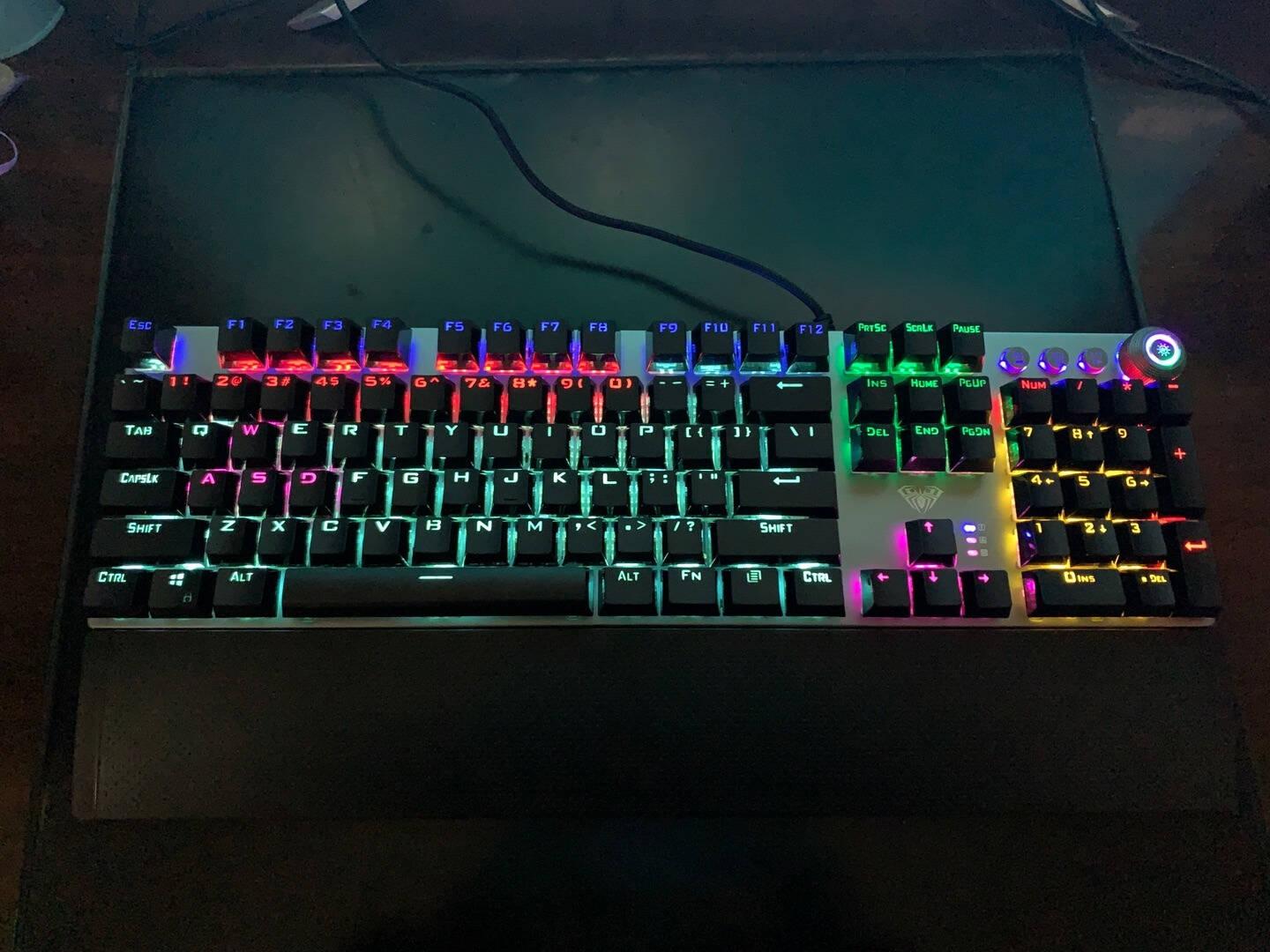 桌面上的赛博朋克狼蛛f2088机械键盘评测