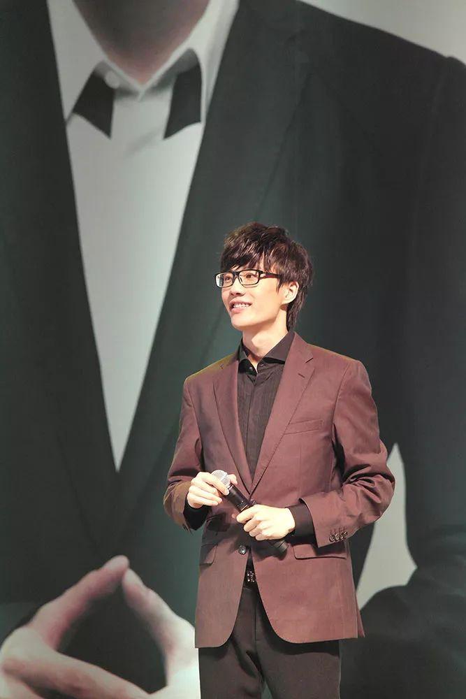 许嵩或许还不知道,有多少人想亲眼看他落下神坛……他火了,火得一塌糊