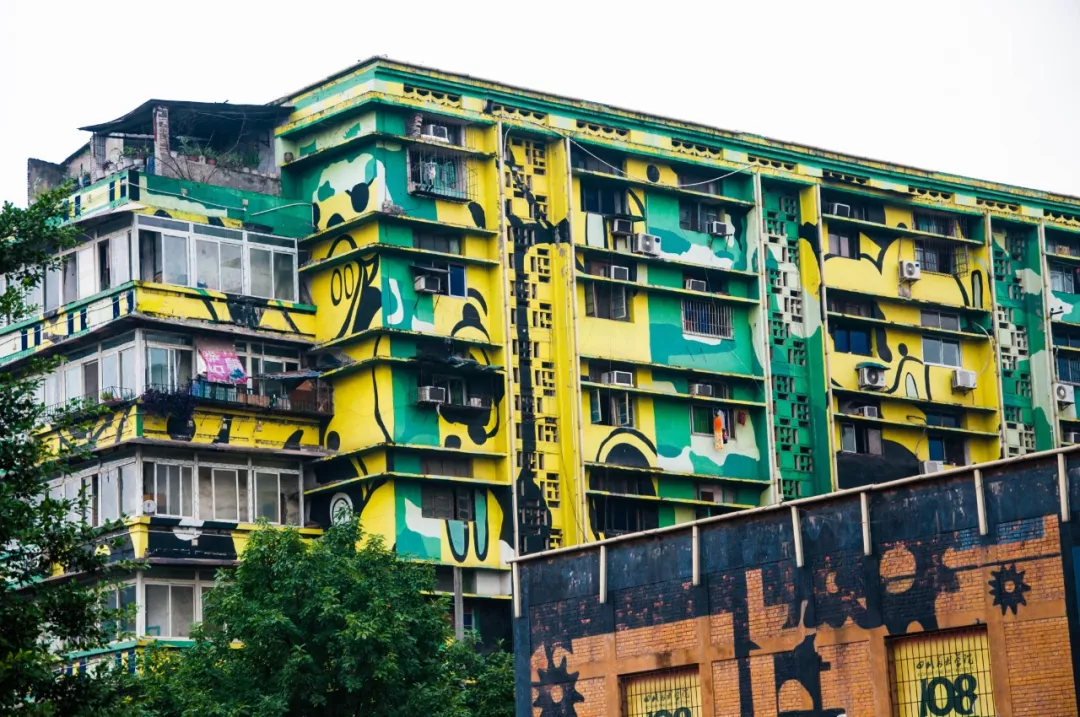 如今虽然涂鸦比较老旧了,但此地人少安静,可以随便凹造型拍照,所以