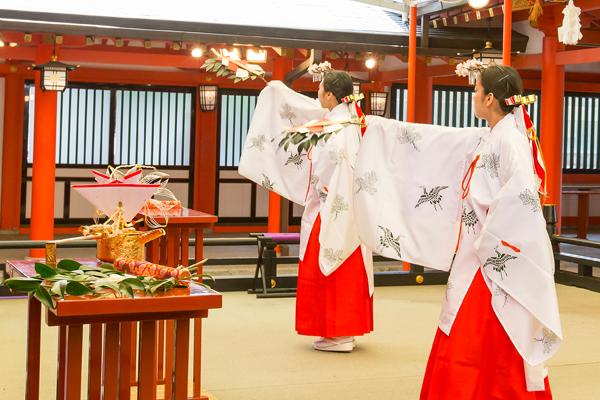 神前結婚式 新郎新婦椅子 神社 神職 神主 巫女 三々九度 祈祷 茶室調度品