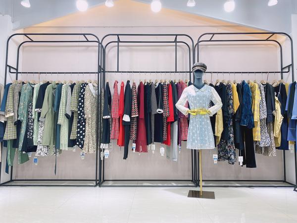 女装时尚套装烁熙展厅爱诗帛雅陈列图--陈列搭配品牌女装批发