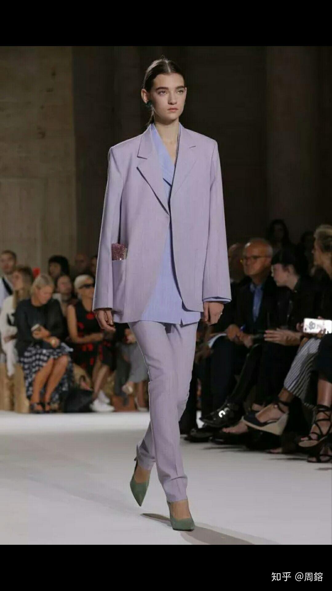 浅紫色的吊带裙应该搭配什么颜色的鞋子呀?