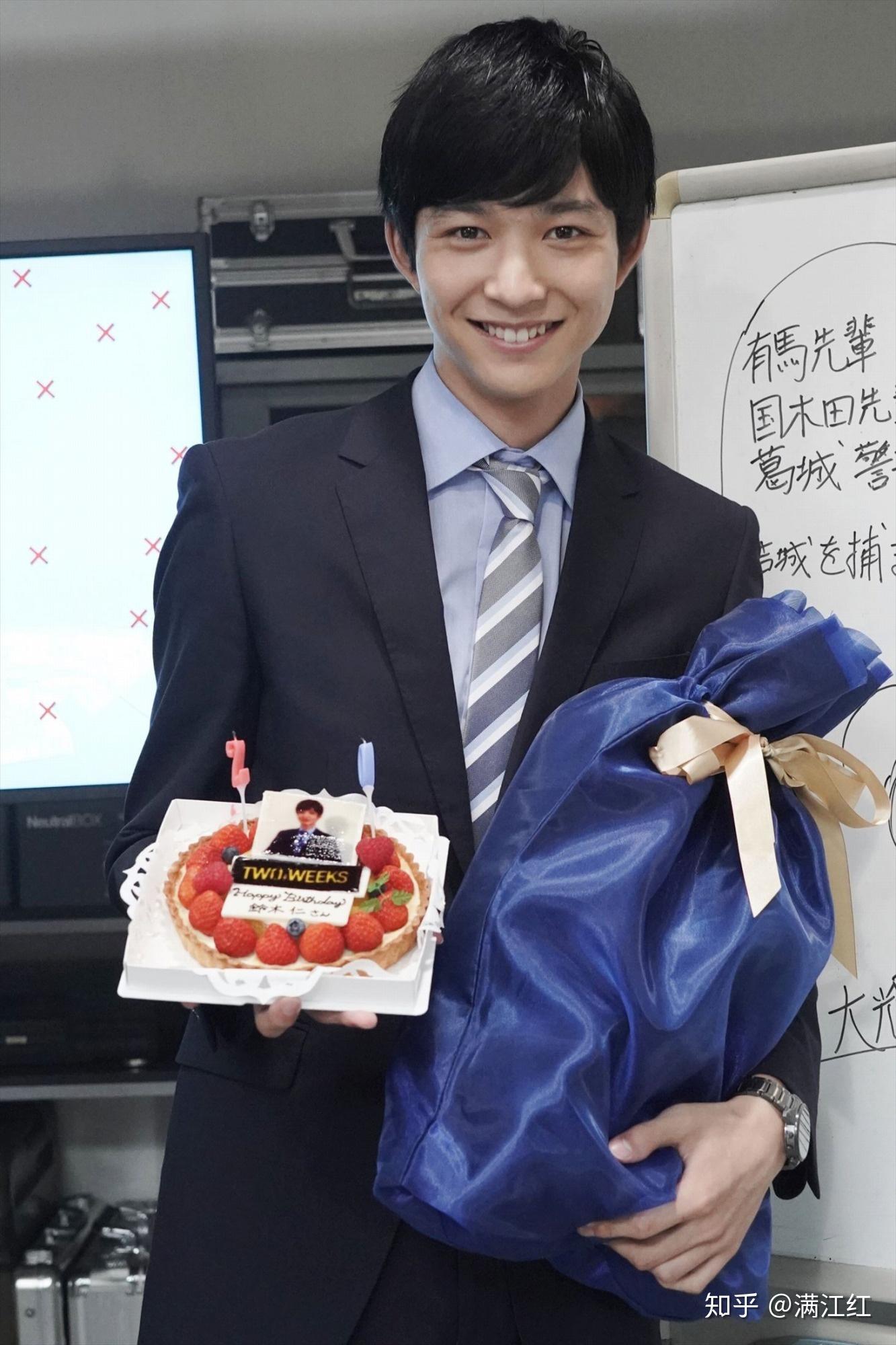 奇葩恋爱图鉴》(朝日电视台)中,濑户利树饰演让女性发火的废柴男一角