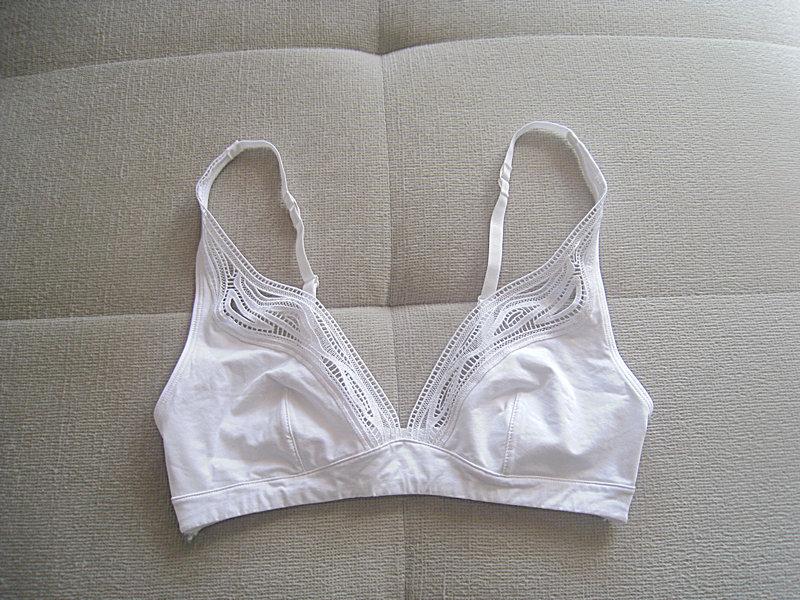 几十块就是一件普通内衣都不止吧代购是200 .