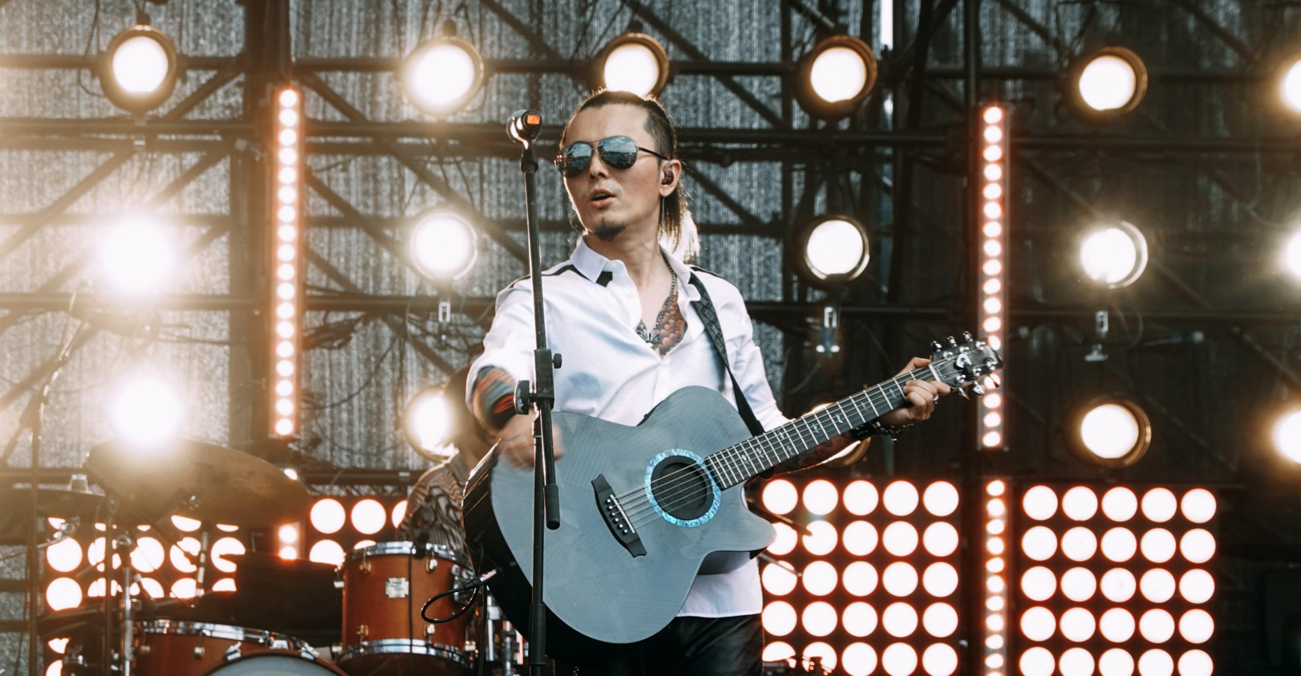 连唱《英雄》《幻觉》等歌曲开箱,带热气氛,在陈辉的介绍下,自己的"亲