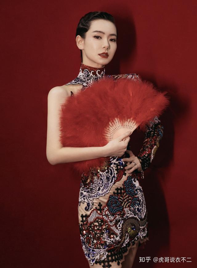 戚薇穿旗袍营业气场全开胸口镂空得太大胆了真是炸眼又霸气
