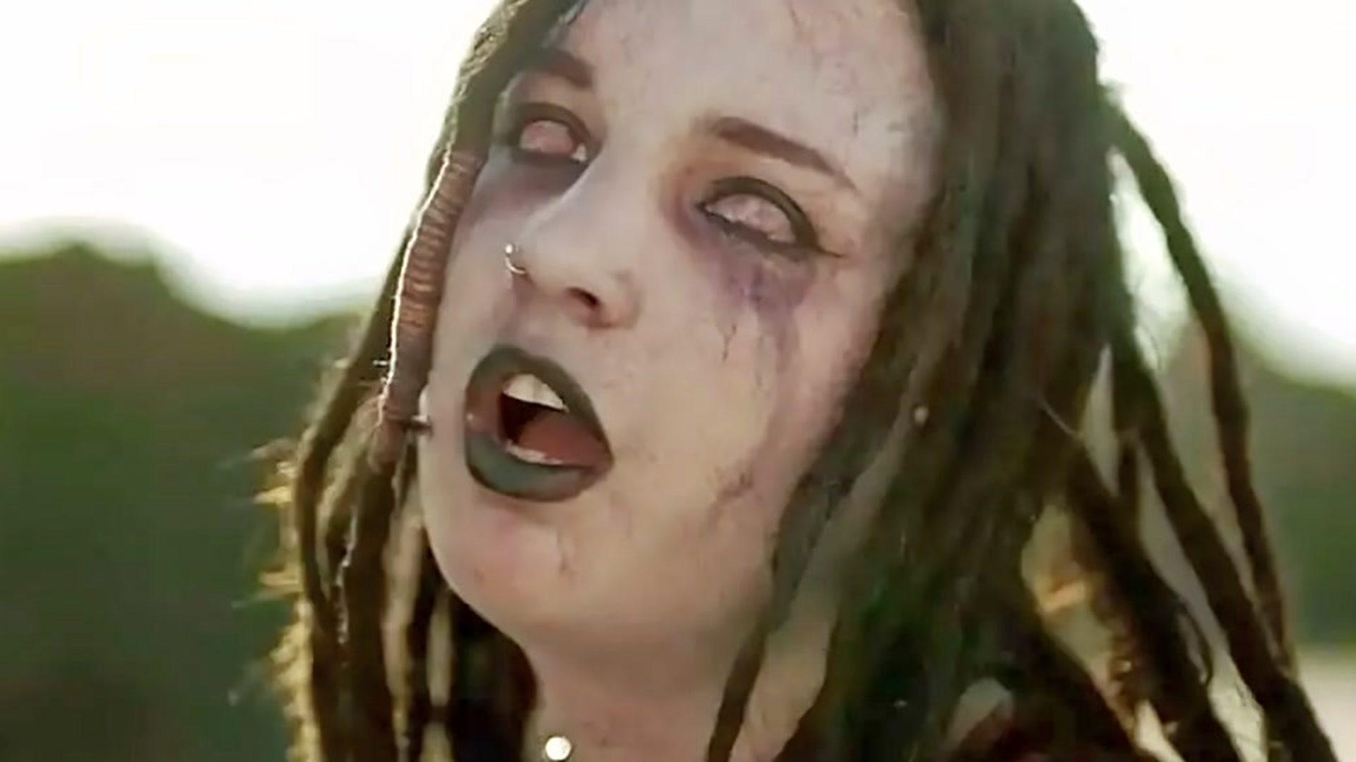 丧尸片列车乘务员正在工作突然背后出现个丧尸灾难一触即发