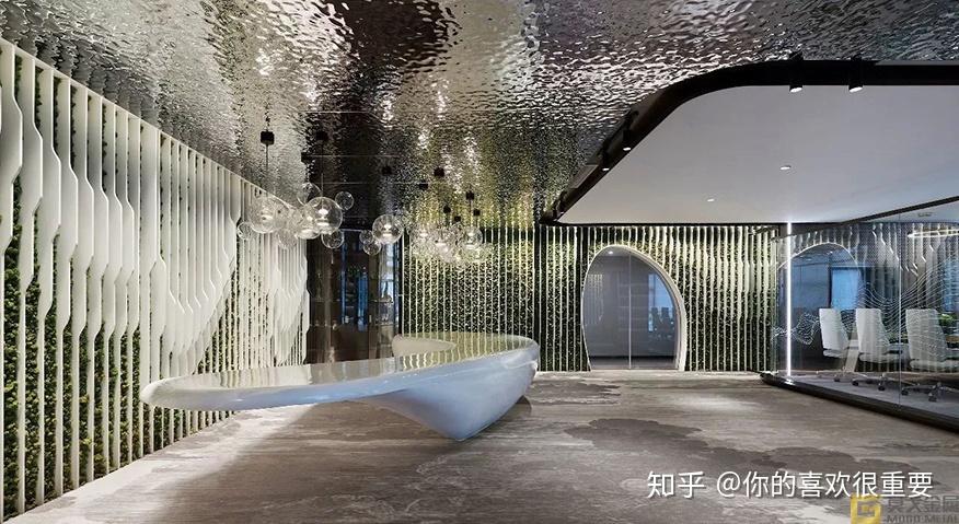 水波纹作为吊顶,将地面形态扭曲,与光相撞,反射出波光粼粼的光线效果