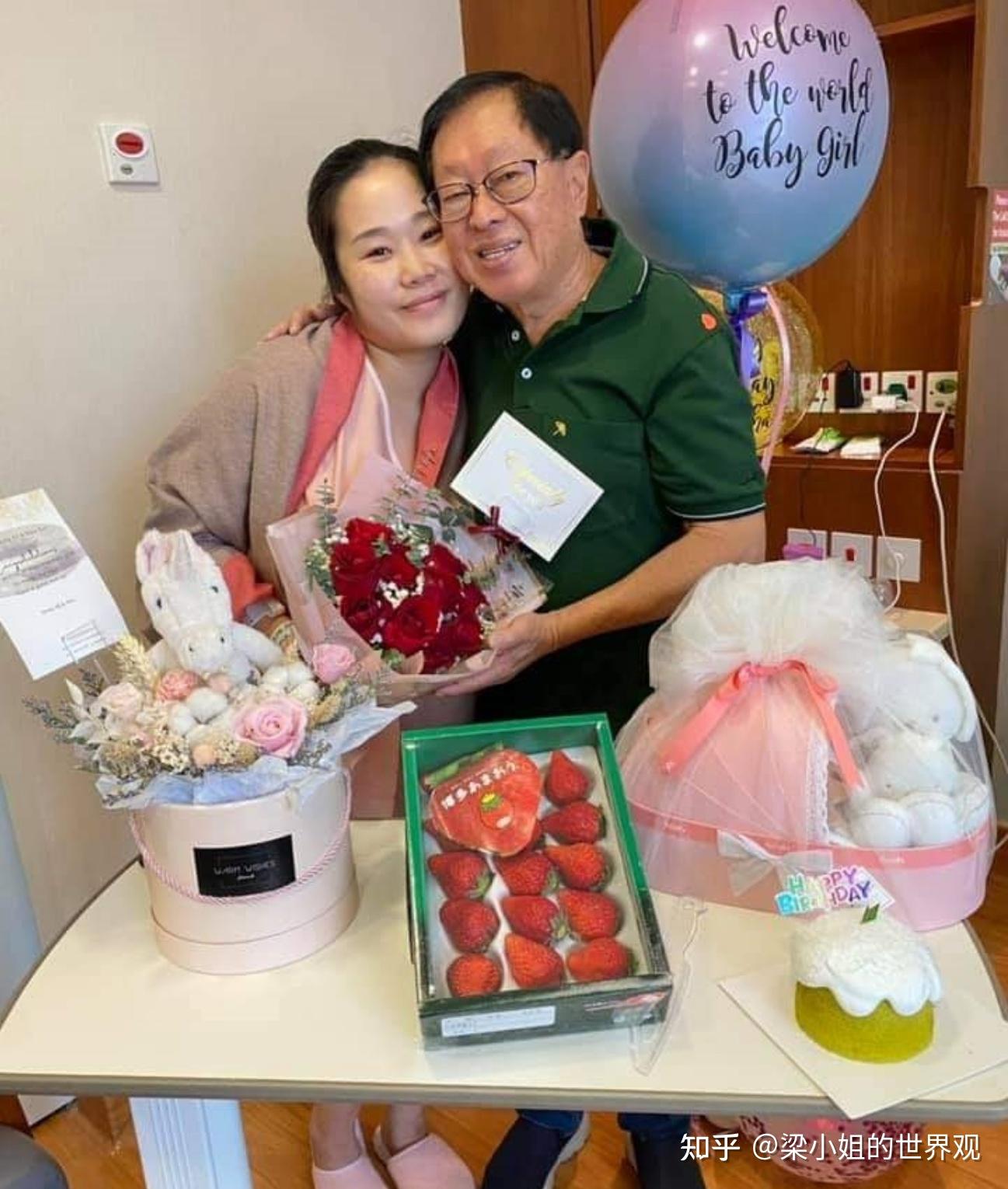 照片里,戴华昌抱着刚出生的女儿,身后的气球上写着:"welcome to the
