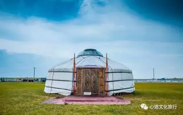 每日有一次蒙古族拜祭敖包的活動,祭敖包時,在古代,由薩滿巫師擊鼓