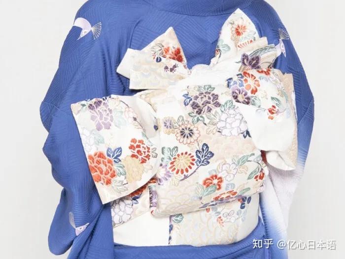 和服和服的领子是两层,里面的一件叫襦袢(じゅばん)浴衣浴衣是一层