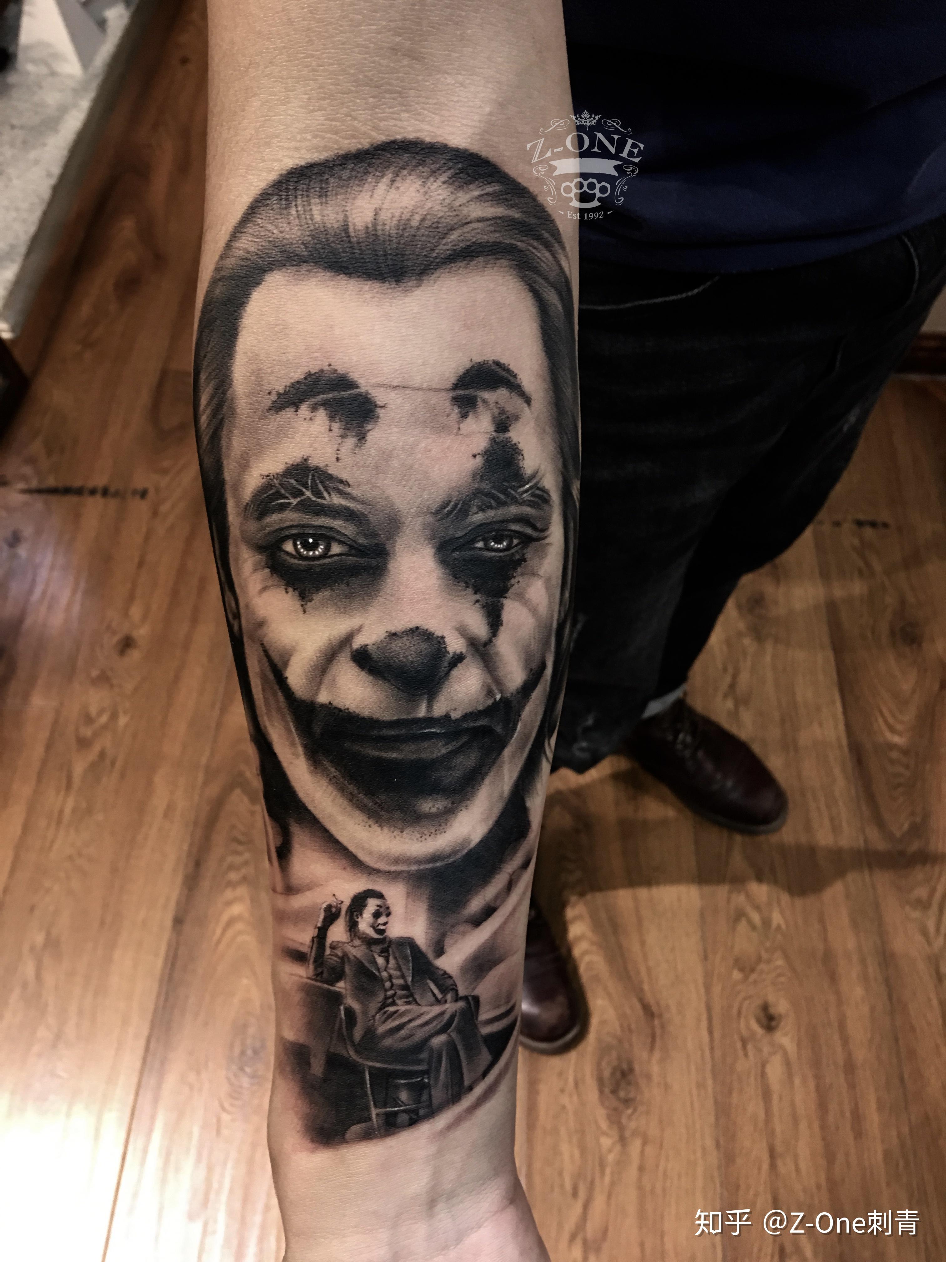 joker杰昆菲尼克斯用刺青的方式来表现