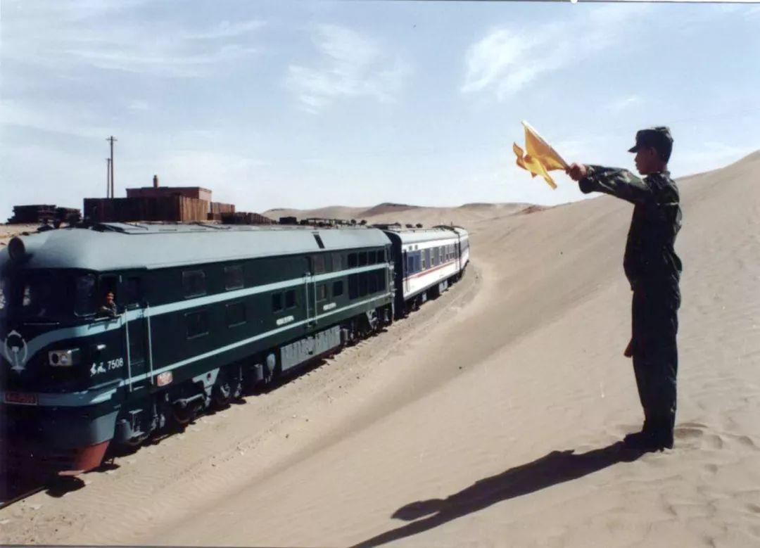 大漠深处有条追梦的军管铁路