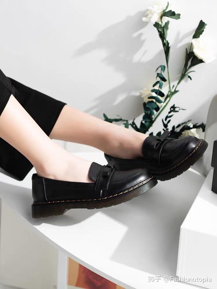 请问这条裤子还有什么适合学生党平时穿的鞋子来搭配吗?