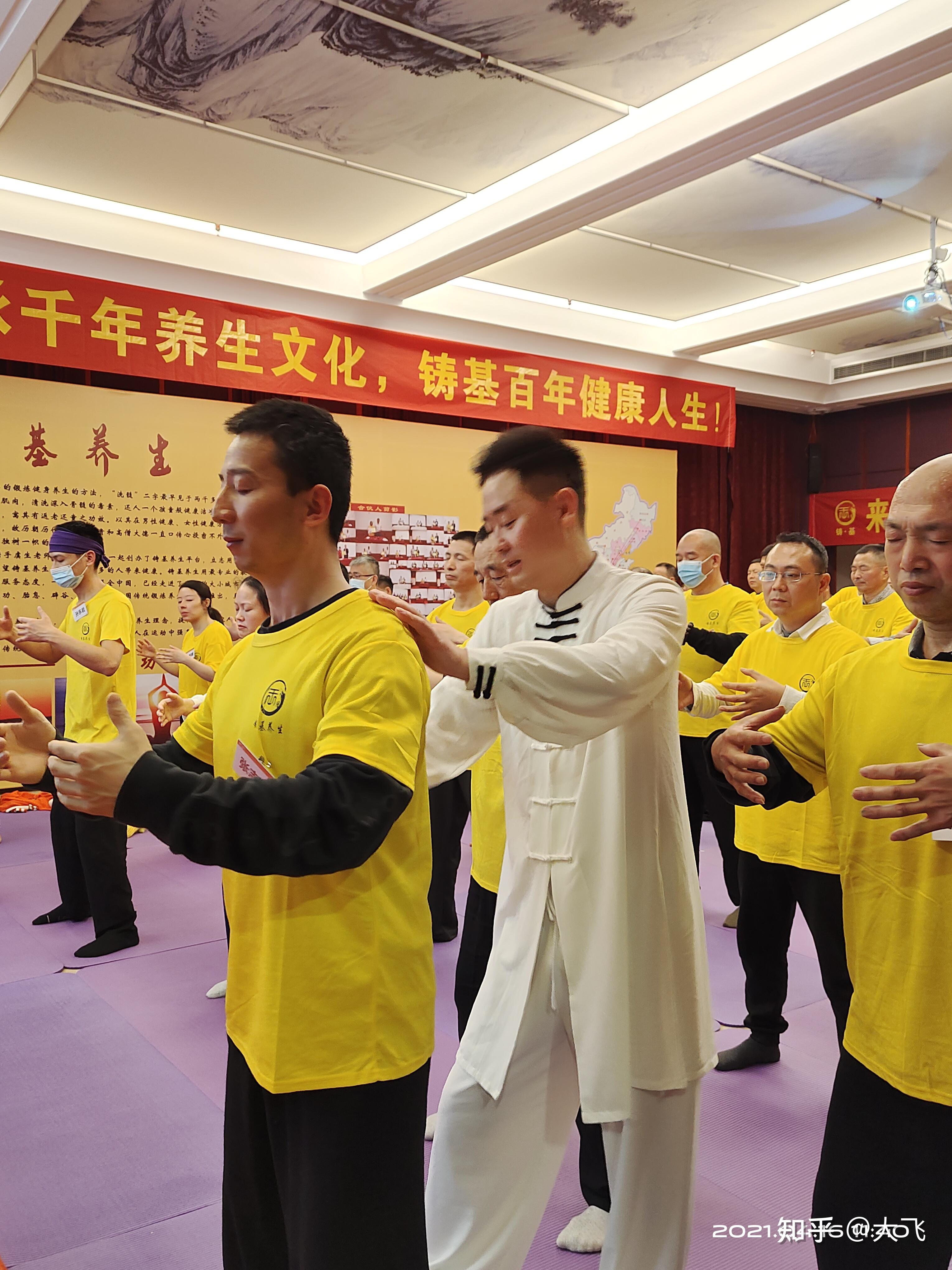 关于站桩放松的问题,各有各的说法,就比如王芗斋老先生的《意拳正轨》