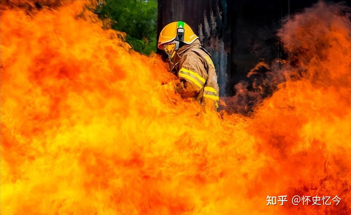 央视大楼特大火灾真实影像元宵节违规烟花秀百亿大楼化为灰烬