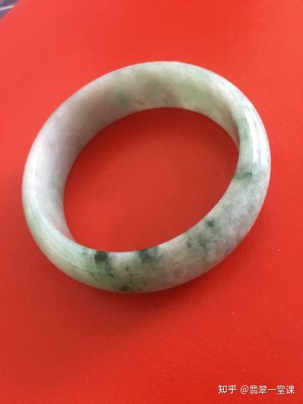 染色注胶的翡翠手镯在紫光灯下是什么样子,实例分析教你看手镯