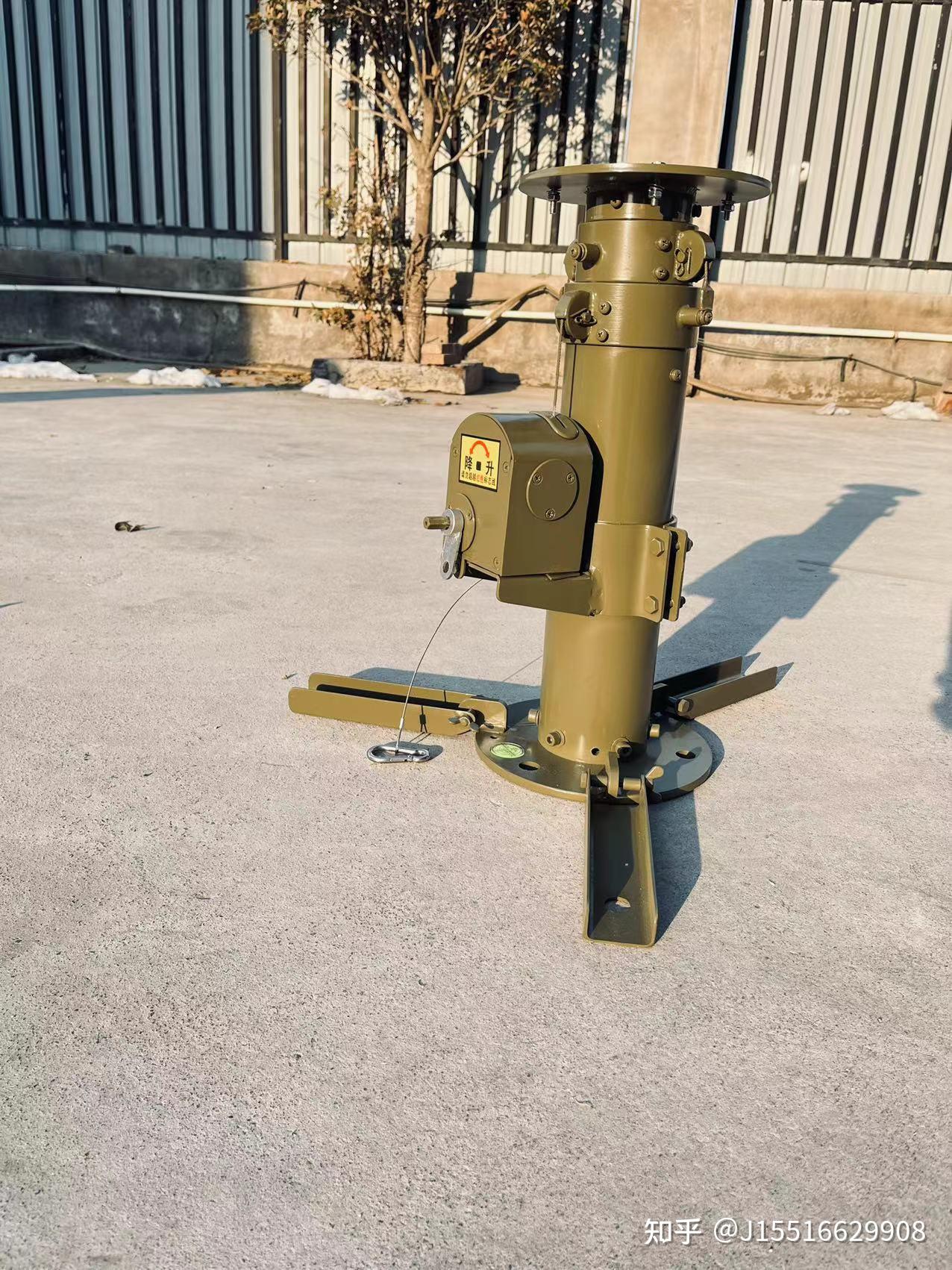 手动升降避雷针是一种用于建筑物防雷的设备,通过在建筑物顶部安装