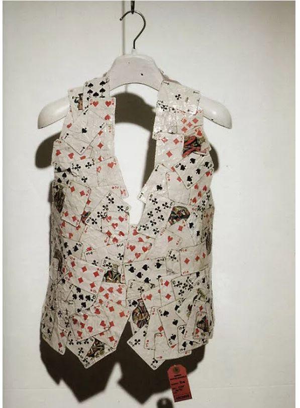 瓶盖变废为宝看大师的面料二次改造大法把废弃的物品变成高级时装