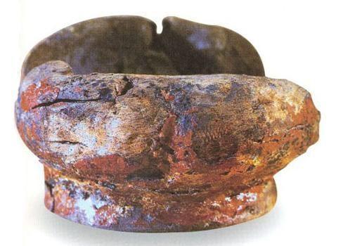 新石器时代河姆渡文化木胎朱漆碗是世界上发现最早的漆器之一.