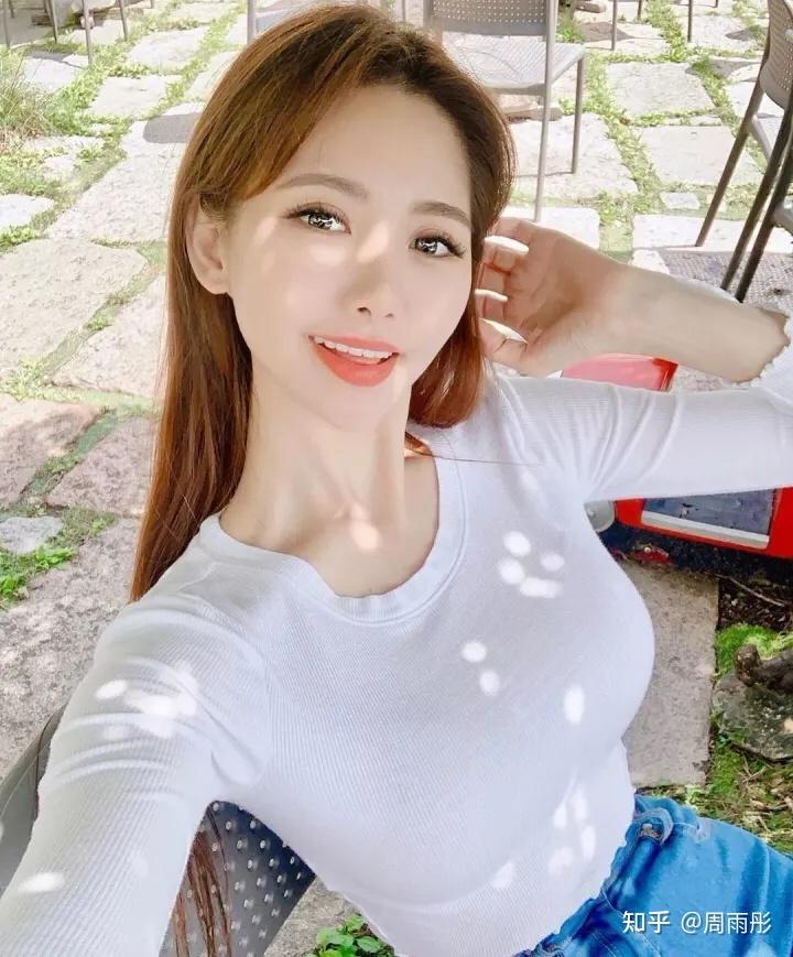 退役外围女转行做健身教练,想出马甲线,首先锻炼腿部力量! - 知乎