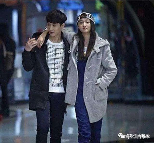 与李宗霖那更是经常一起亲密近距离,一起滑雪,一起看电影,一起溜冰,一
