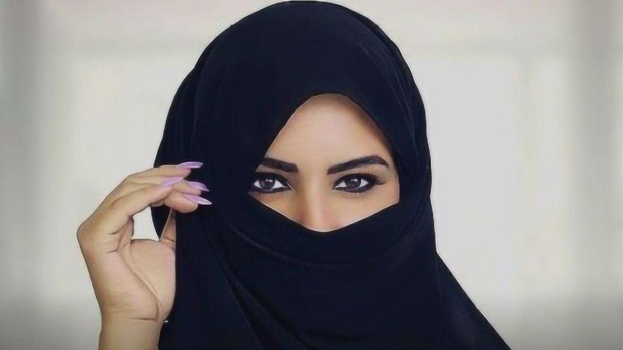 神秘的阿拉伯女人白天裹着黑纱只露出眼睛晚上却是另一番风情