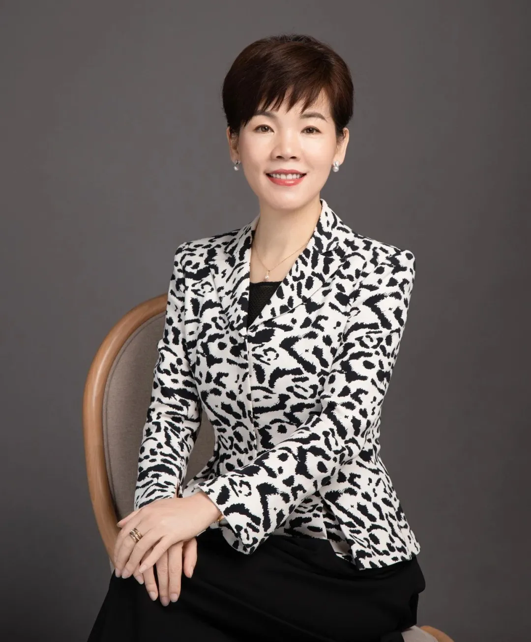 这个校长不一般哈佛毕业6个孩子就读任职学校还带来了这样的成绩单