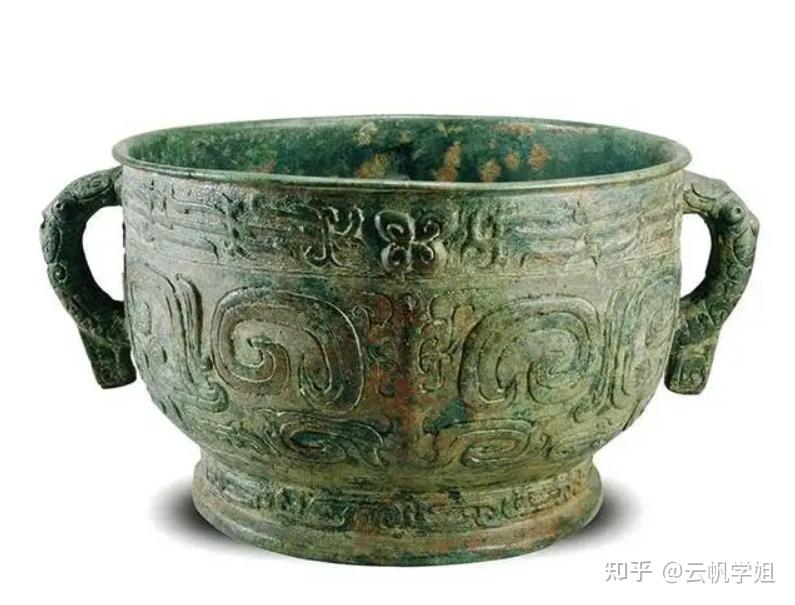 商代青铜器的装饰花纹,多流行想象的