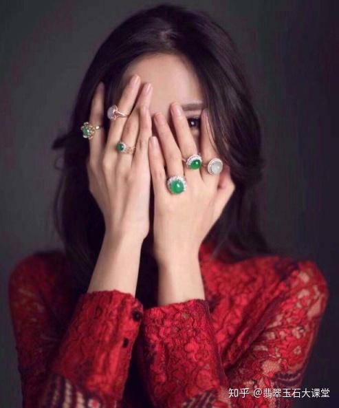 佩戴翡翠应该注意怎样搭配?翡翠搭配有讲究!