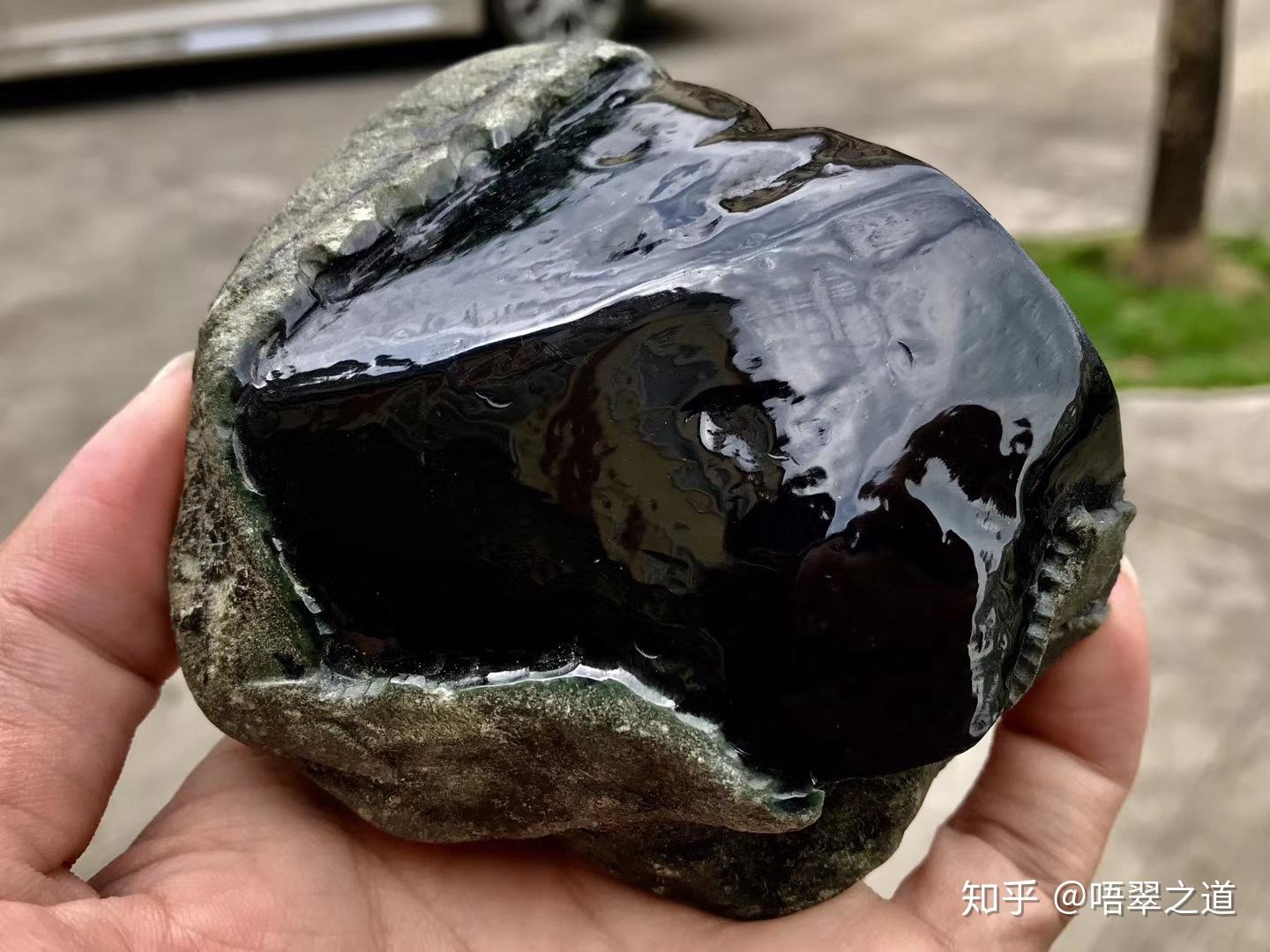 让人细闻乐见的翡翠原石竟切出高冰种墨翠这么玩更有韵味