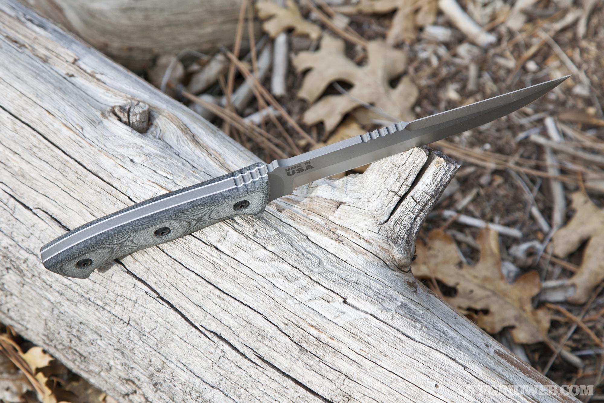 厚厚的全龙骨,刀背上采用了锯齿设计.hazen legion 6.