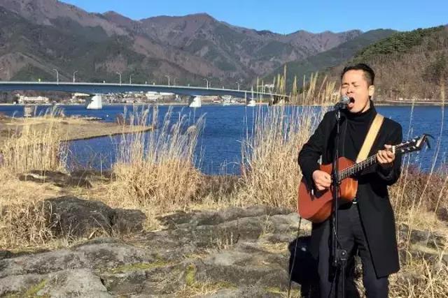 还记得那个东京街头唱黄家驹的歌手吗?我们采