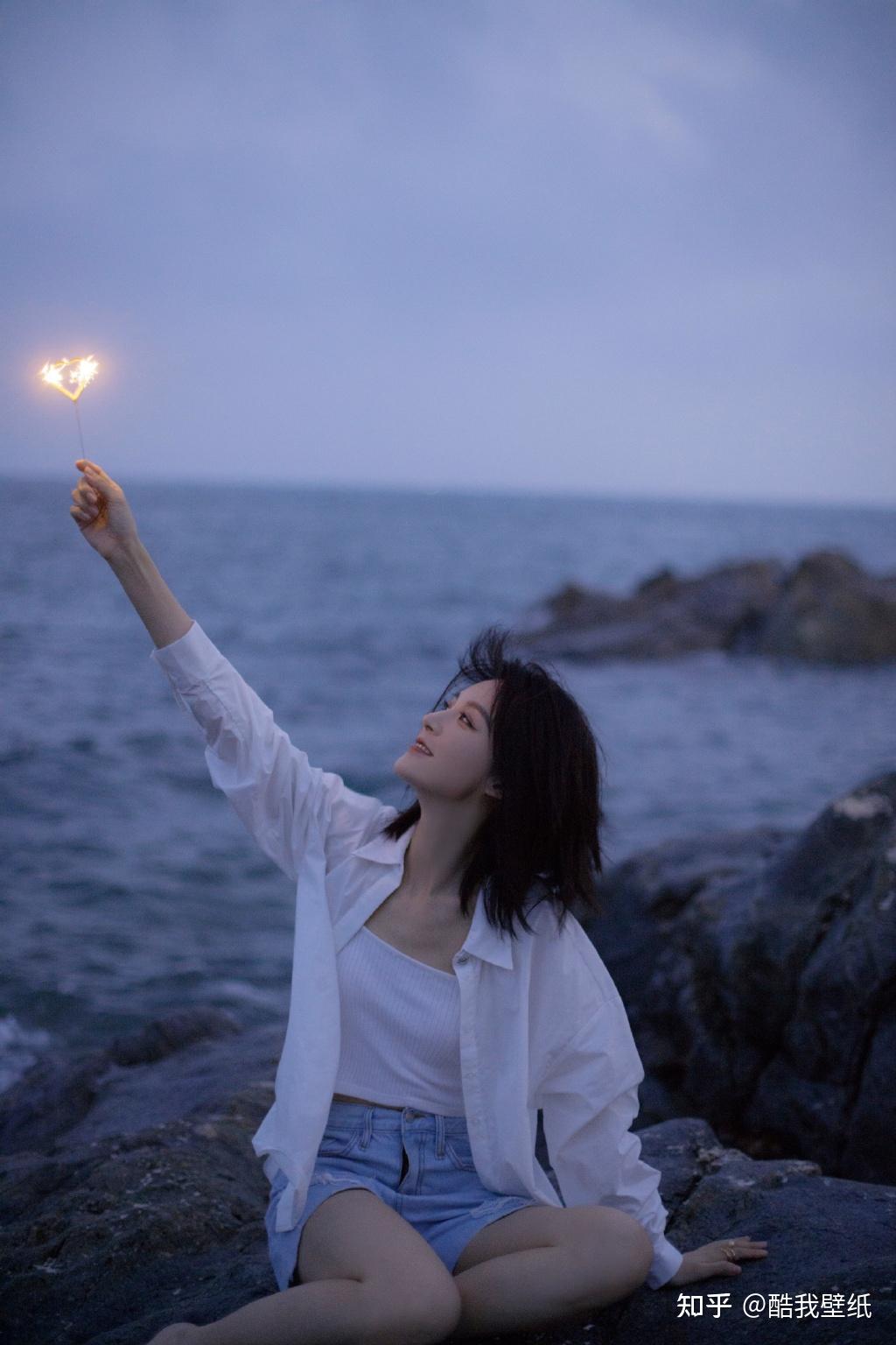 毛林林海边氛围感写真利落短发搭配清爽白色穿搭笑起来真甜