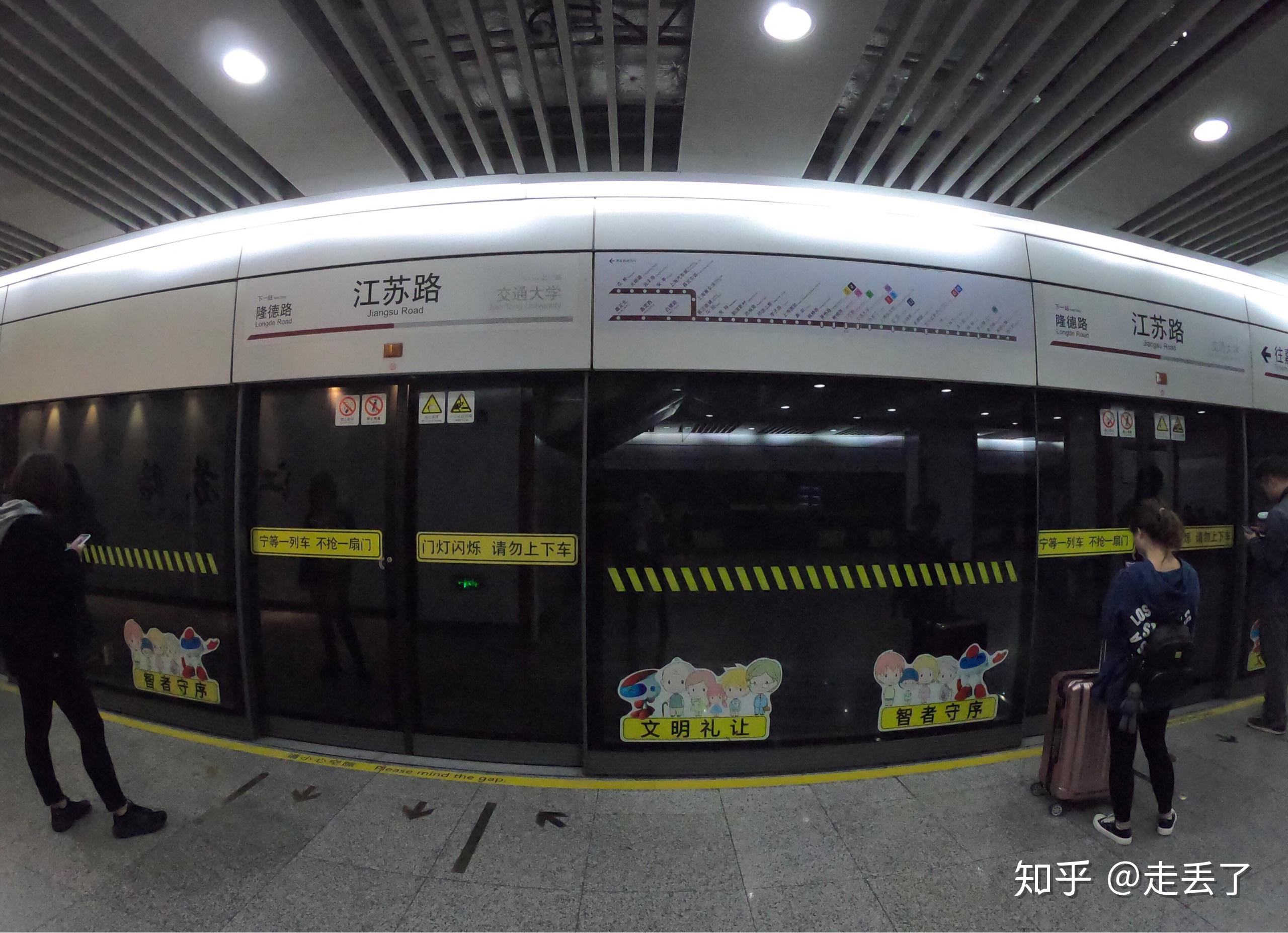 我这次酒店定在江苏路地铁站附近,因为乘坐11号线可以直达赛车场,反