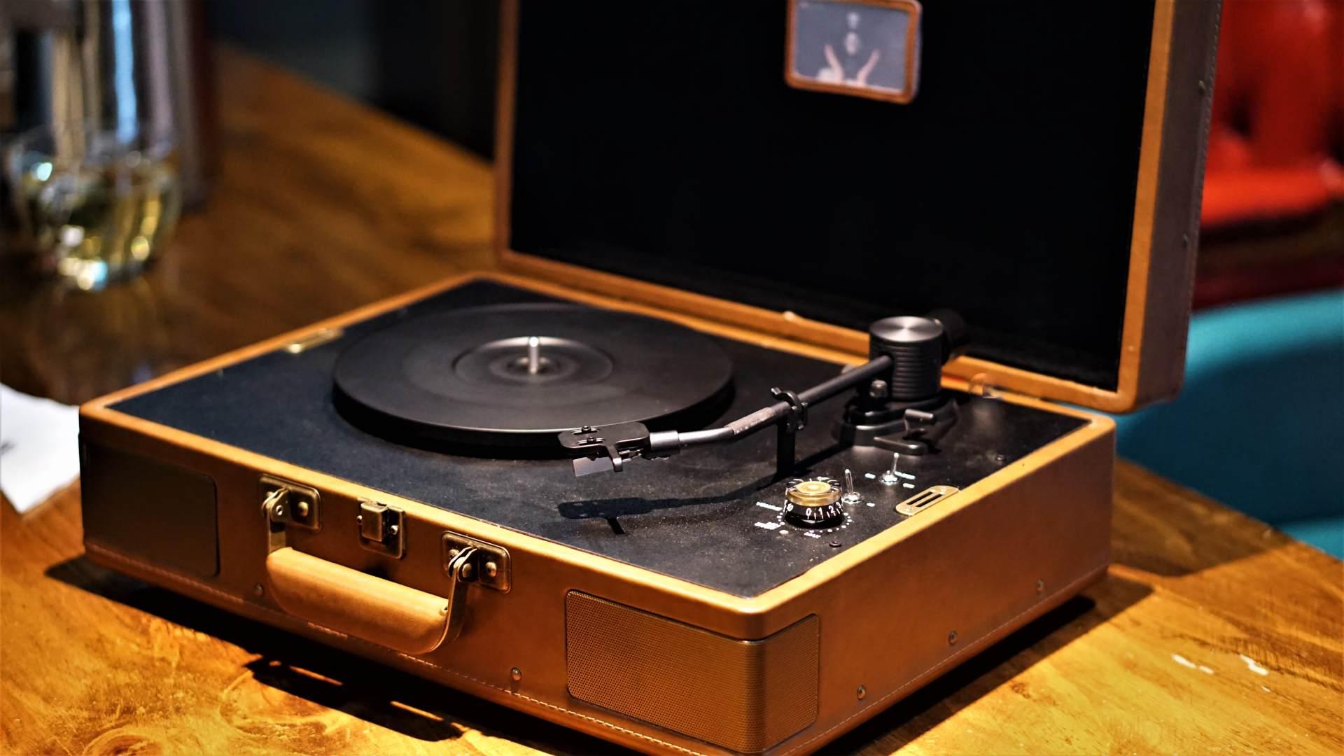 让生活放松下来巫1900黑胶唱片机初体验