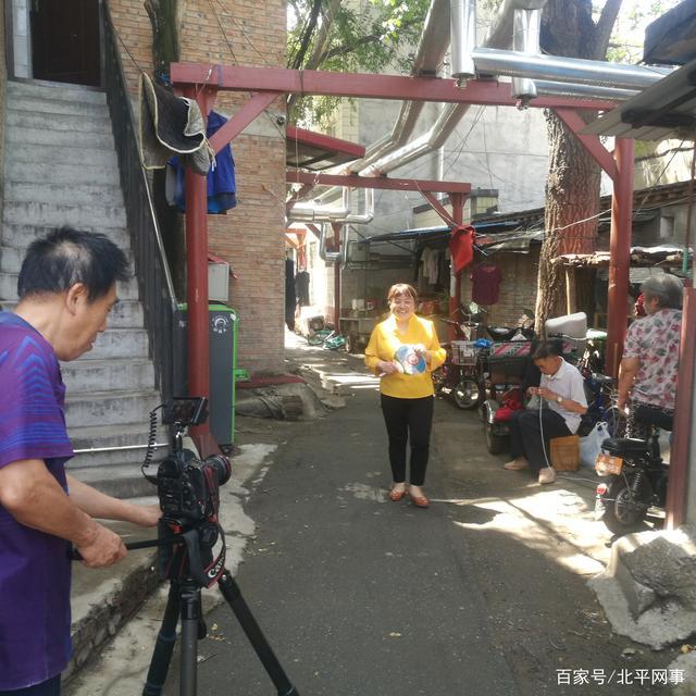 与街坊邻居友好交谈多日不见如隔三秋杜老伯在街巷里接受采访关队长和