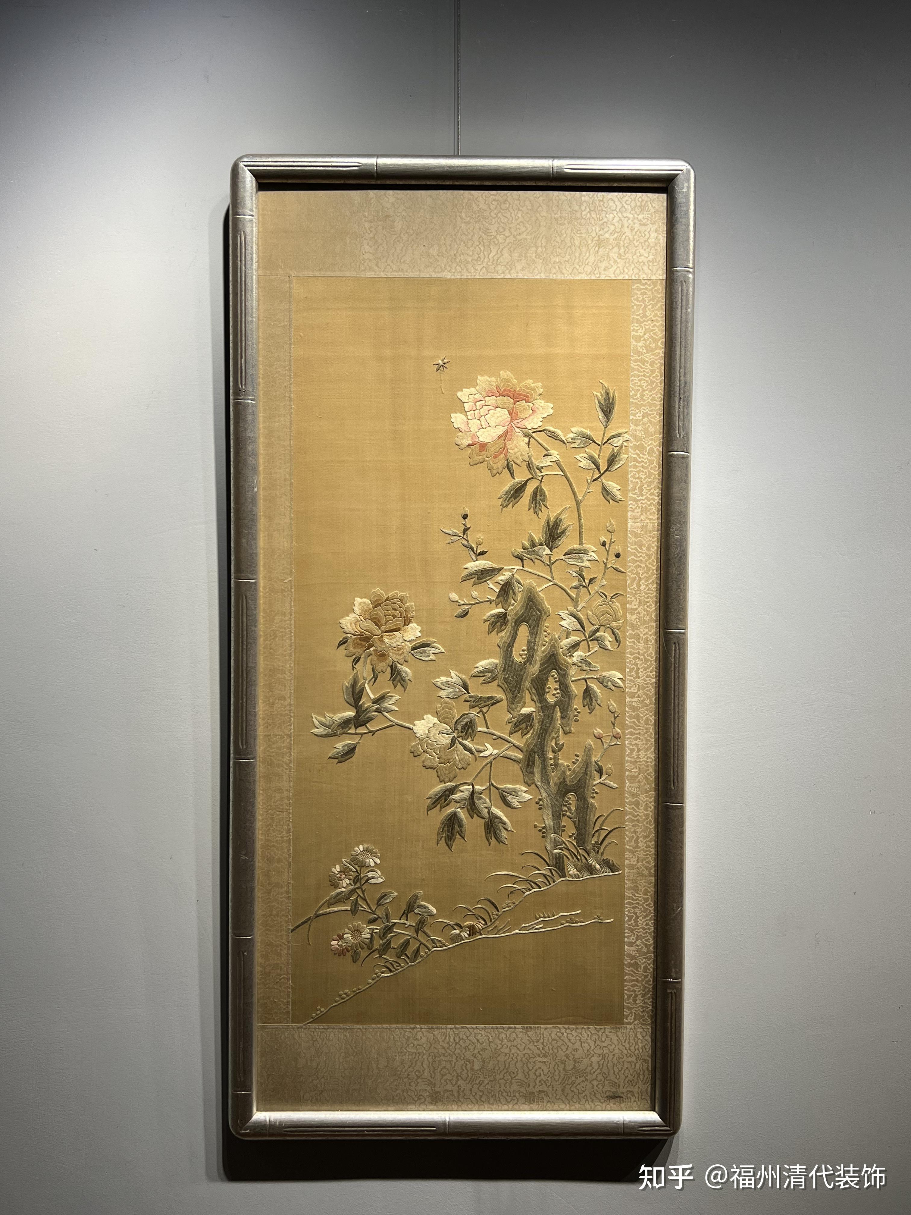 清代苏绣湖石牡丹富贵图挂屏