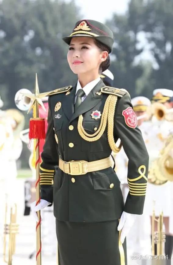 女兵,女士官,女军士,女军官:从军士到军官,一名倔强空军女兵的追梦