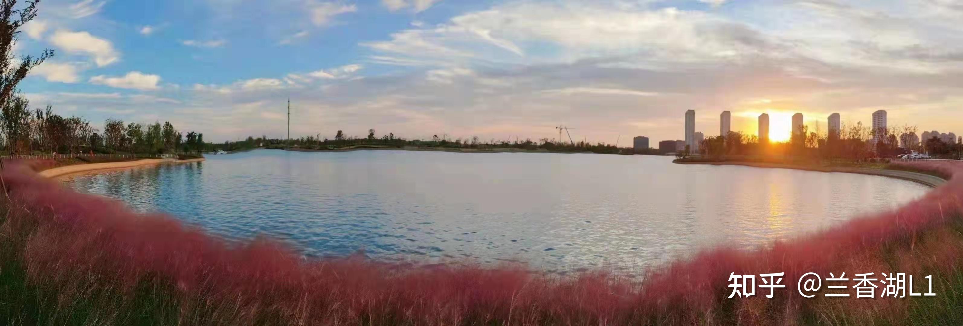 小编看着眼前美景及高耸而立的兰香湖壹号项目,不禁