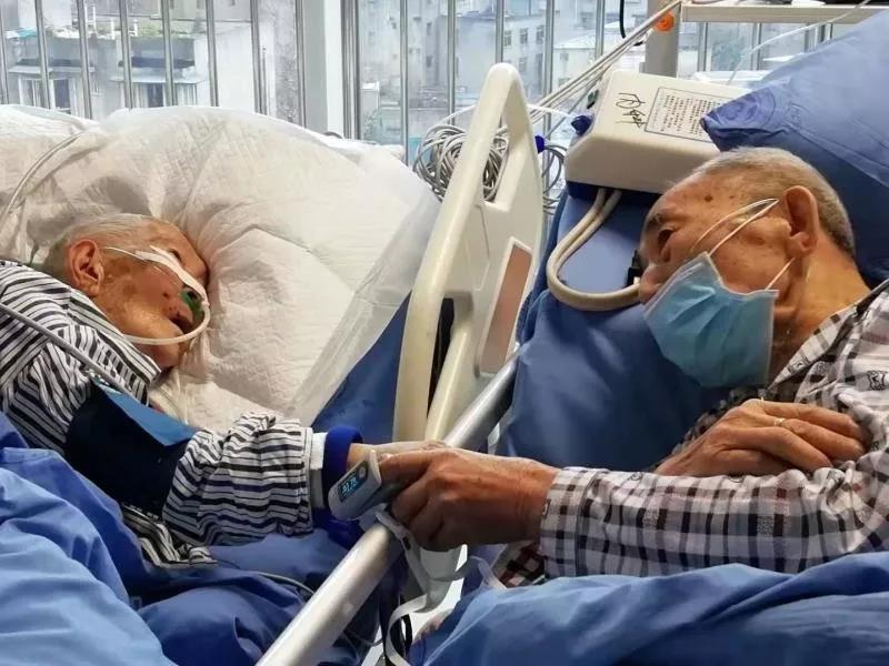 八旬老夫妇icu生死对望好的婚姻有3种模样最感人的是第二种