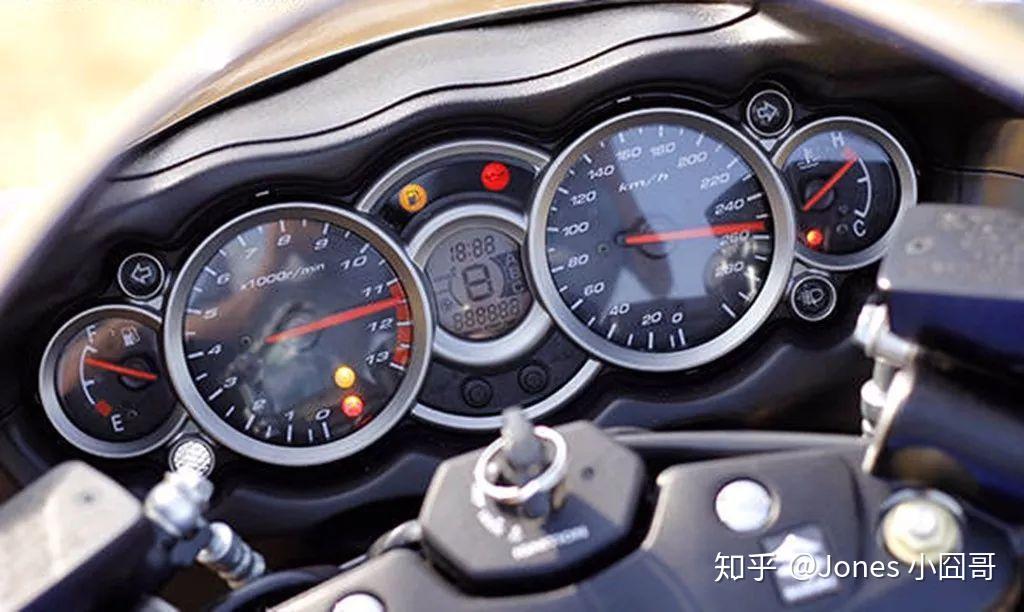 铃木推出超高速巡航车-隼1300, 一举打败本田黑鸟与川崎zzr-1100,将