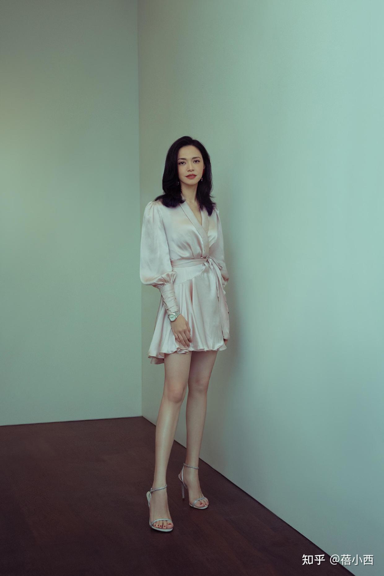 姚晨才是40女性该有的样子穿紫色斗篷连体裤气质完全撑得住