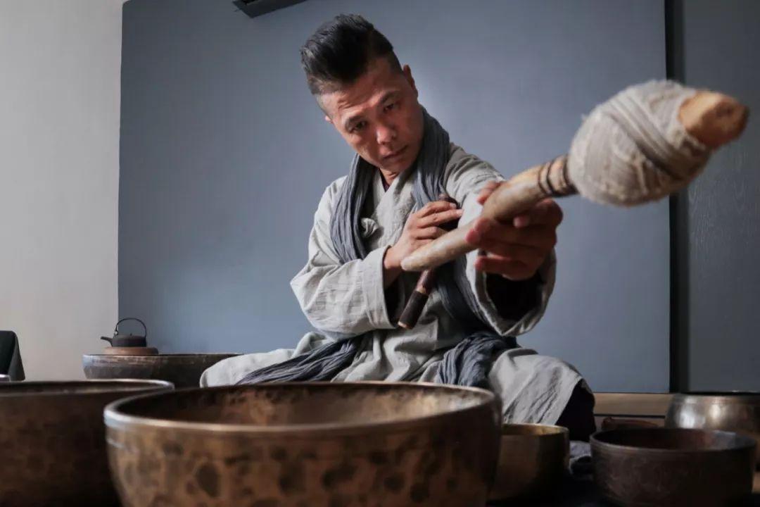 史上最厉害催眠大师上万人排队两年听他敲碗