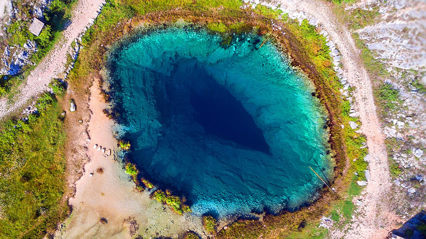 克罗地亚塞蒂纳河源头一只眼无底洞