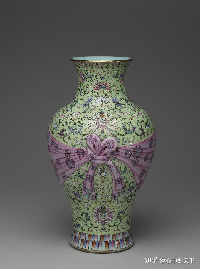 清嘉庆景德镇官窑粉彩番莲纹包袱瓶