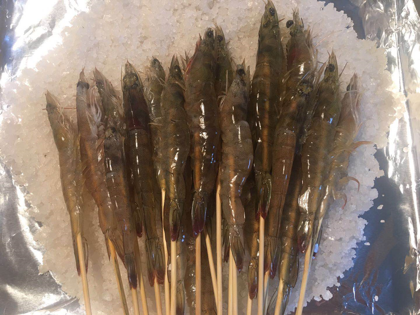 虾用厨房纸吸干表面的水分,不然一会把盐化了就太咸啦倒粗盐,大概半