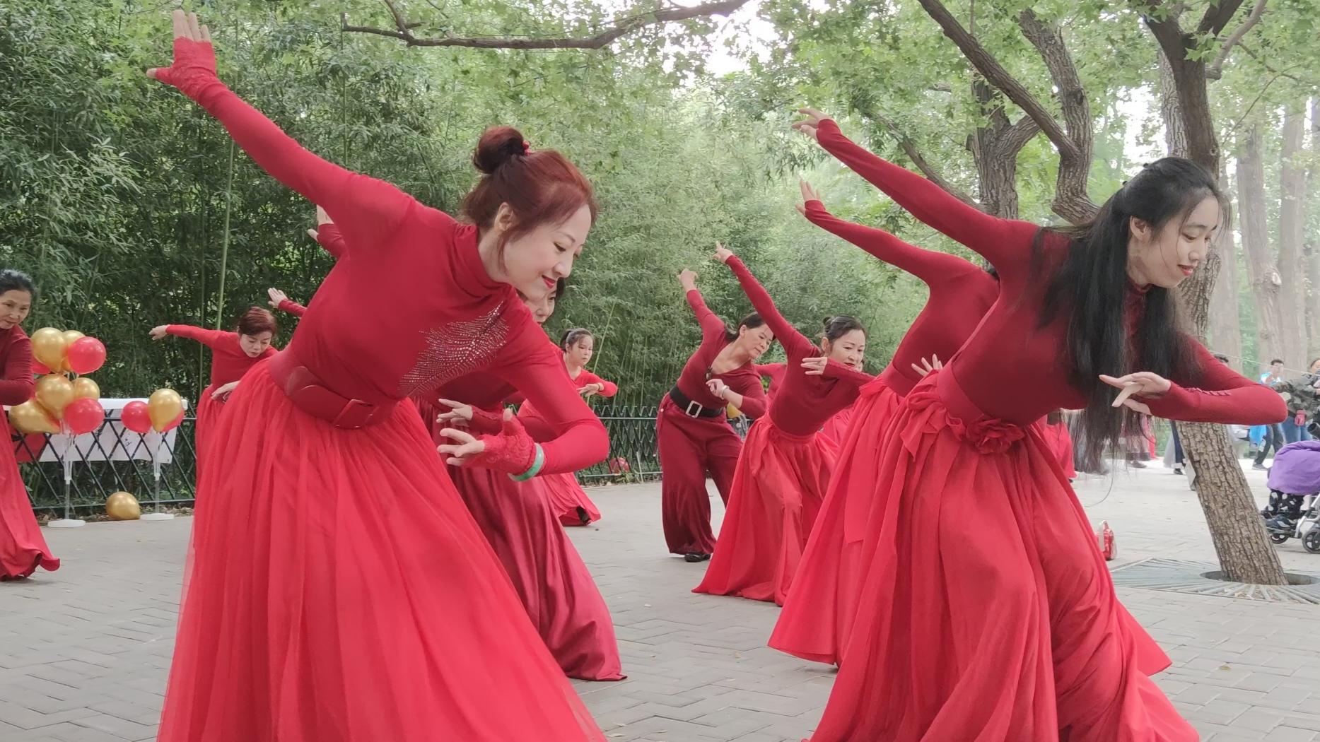 广场舞草原情歌声醉人杜老师领舞动作唯美太好看了