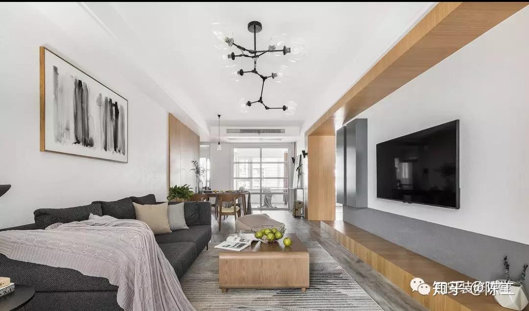 视觉上延伸空间,电视柜落地地台木质饰面,简洁统一▲电视墙局部木质